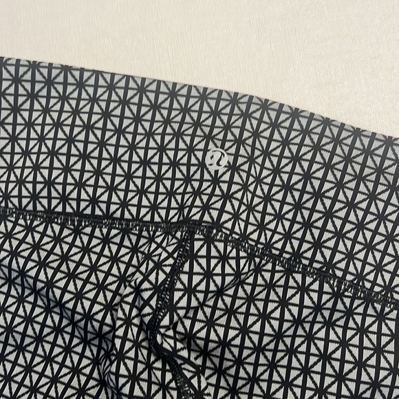 3. Lululemon Wunder Under Pant *Full-On Luon
Tri Geo Silver Spoon Black - Picture 4 of 6